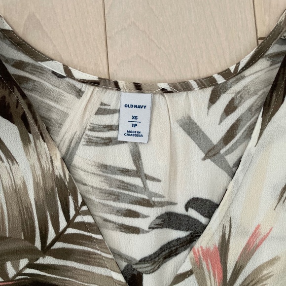 Old Navy Waist-Defined Cross-Front Crepe Dress - XS - Picture 5 of 10